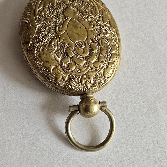 Antique locket Victorian oval  gold tone vintage leaves leaf 1800s botanical - Picture 14 of 15